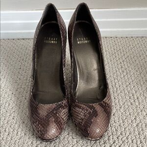 STUART WEITZMAN:  Brown Snakeskin Women's Pumps